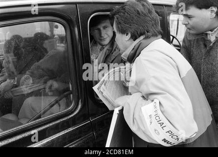 BBC Strike e NUJ e BETA picket al BBC Television Center, Wood Lane, Shepherd’s Bush. Londra. 24 aprile 1989. Foto: Neil Turner Foto Stock