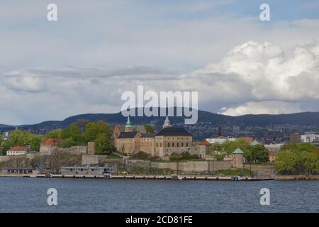 Akershus Fortezza a Oslo, Norvegia visto dal fiordo di Oslo Foto Stock
