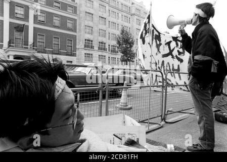 Picket dell'Ambasciata Cinese nell'Upper Regent Street per protestare contro le azioni di Piazza Tianenmen da parte del Governo Cinese. Londra. 24 aprile 1989. Foto: Neil Turner Foto Stock