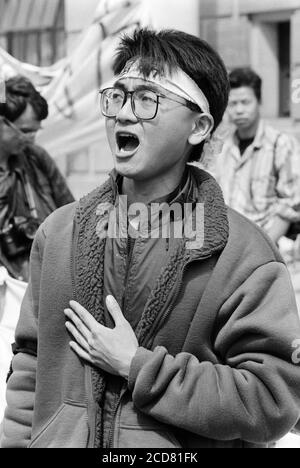 Picket dell'Ambasciata Cinese nell'Upper Regent Street per protestare contro le azioni di Piazza Tianenmen da parte del Governo Cinese. Londra. 24 aprile 1989. Foto: Neil Turner Foto Stock