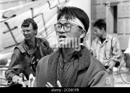 Picket dell'Ambasciata Cinese nell'Upper Regent Street per protestare contro le azioni di Piazza Tianenmen da parte del Governo Cinese. Londra. 24 aprile 1989. Foto: Neil Turner Foto Stock