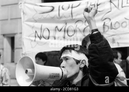 Picket dell'Ambasciata Cinese nell'Upper Regent Street per protestare contro le azioni di Piazza Tianenmen da parte del Governo Cinese. Londra. 24 aprile 1989. Foto: Neil Turner Foto Stock