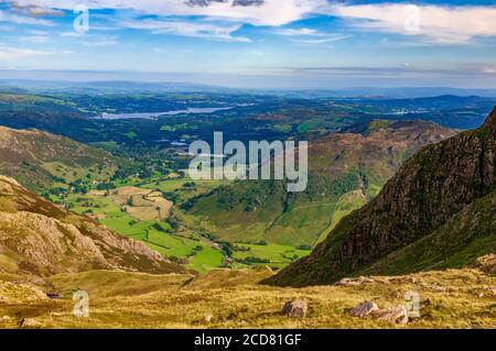 Guardando verso i campi verdi della Valle di Langdale con il Lago Windermere in lontananza. Visto da Pavey Ark. Foto Stock