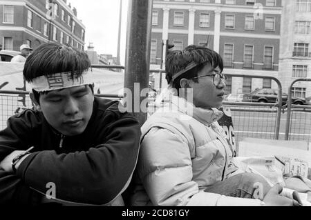 Picket dell'Ambasciata Cinese nell'Upper Regent Street per protestare contro le azioni di Piazza Tianenmen da parte del Governo Cinese. Londra. 24 aprile 1989. Foto: Neil Turner Foto Stock