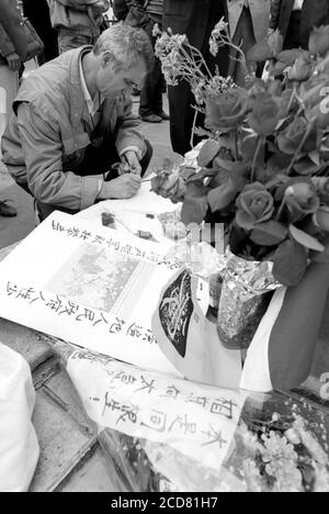 Picket dell'Ambasciata Cinese nell'Upper Regent Street per protestare contro le azioni di Piazza Tianenmen da parte del Governo Cinese. Londra. 24 aprile 1989. Foto: Neil Turner Foto Stock