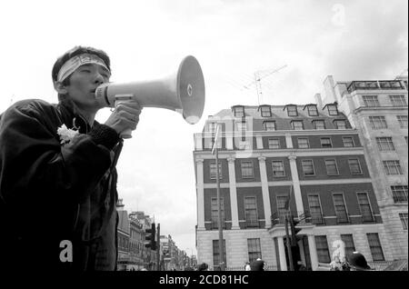 Picket dell'Ambasciata Cinese nell'Upper Regent Street per protestare contro le azioni di Piazza Tianenmen da parte del Governo Cinese. Londra. 24 aprile 1989. Foto: Neil Turner Foto Stock