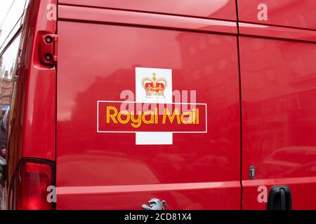 Red Royal Mail consegna van consegna pacchi e posta Foto Stock