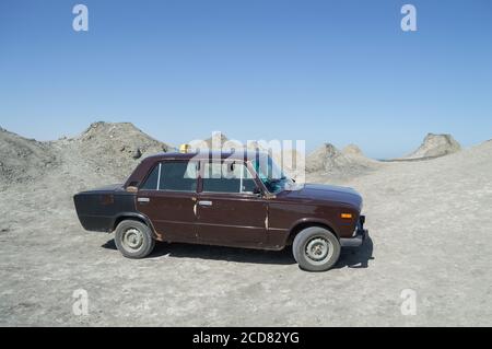 Vulcani da fango e cabina di Lada a Gobustan, Azerbaigian Foto Stock