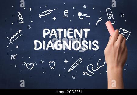 Disegno a mano la diagnosi del paziente iscrizione con gesso bianco sulla lavagna, concetto medico Foto Stock