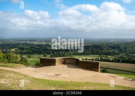 Vista sul paesaggio di Surrey Hills dal punto di vista di Box Hill con il Salomons Memorial a North Downs, Surrey Landscape, Regno Unito Foto Stock