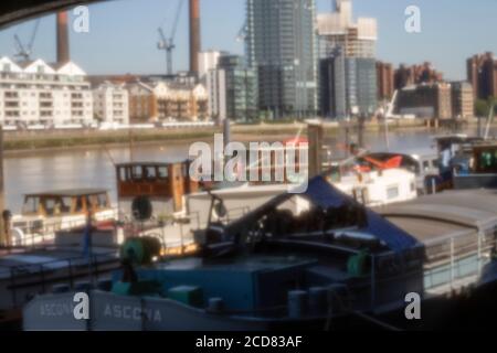 Houseboats si oppone all'architettura di gentrifificazione lungo il fiume Tamigi a Battersea, Greater London, England, United Kingdom, Europe Foto Stock