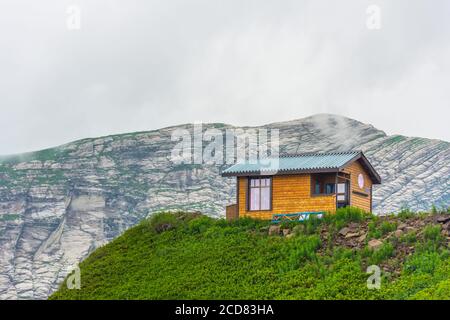 Casa di legno solitario sulla cima di una montagna Foto Stock