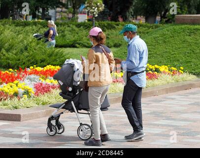 Kiev, Ucraina. 27 Agosto 2020. Una coppia che cammina con un passeggino al parco di Kiev. Credit: Pavlo Gonchar/SOPA Images/ZUMA Wire/Alamy Live News Foto Stock