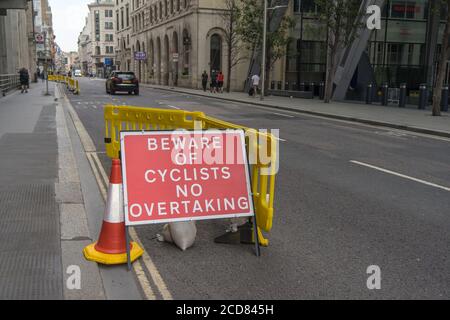 Attenzione ai ciclisti nessun segno di sorpasso. Mettere a fuoco sul segno. Londra Foto Stock