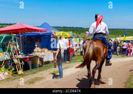 Regione di Dnipropetrovsk, Ucraina - 2 giugno 2018: cosacco ucraino a cavallo durante il festival etno-rock Kozak Fest Foto Stock