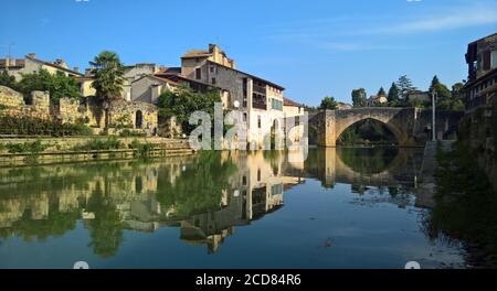 Una giornata estiva ancora nella tradizionale città francese di Nérac, riflessa nelle acque calme del fiume Baise Foto Stock