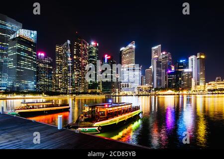 Vista del centro di Singapore di notte Foto Stock