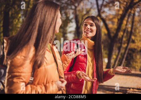 Ritratto di due bello-osservante attraente grazioso amichevole allegro migliore amici amici compagni girlfriends andare in legno selvatico trascorrere il fine settimana di conversazione Foto Stock