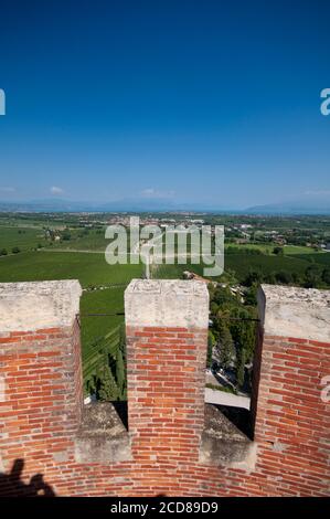 Italia, Lombardia, Desenzano del Garda, Lago di Garda Vista dalla Torre Monumentale di San Martino della Battaglia Foto Stock