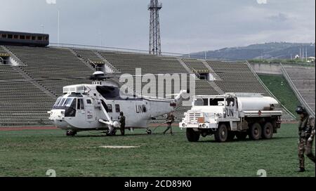 26 aprile 1994 durante l'assedio di Sarajevo: All'interno dello stadio Koševo, è stato appena rifornito un elicottero Royal Navy Sea King per continuare il medivac dei civili da Goražde. Foto Stock