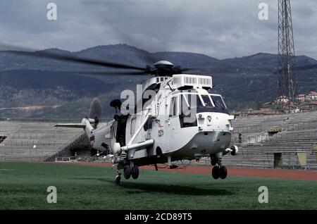 26 aprile 1994 durante l'assedio di Sarajevo: All'interno dello stadio Koševo, un elicottero reale del re del mare della Marina decade per continuare il medivac dei civili da Goražde. Foto Stock