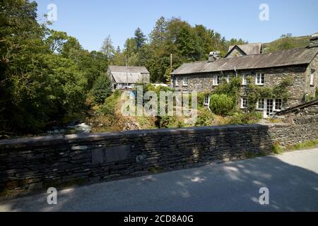 vista dal ponte di elterwater nel villaggio del lago di elterwater distretto inghilterra regno unito Foto Stock