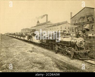 . Mezzo secolo di Minnesota come territorio e stato; un resoconto conciso dei principali eventi nel periodo di scoperta, esplorazione e insediamento, e durante il mezzo secolo di governo territoriale e statale . 61 MEZZO SECOLO DI MINNESOTA.. ^ UNO O IL NOSTRO WEST BOUND TRAIN CARICHI SPEDITI ALL'INIZIO DELL'ESTATE DEL 1599 ALLA RED RIVER VALLEY, LA PIÙ GRANDE SPEDIZIONE SINGOLA DI APPARATO TREBBIANTE NELLA STORIA DELLO STATO. Ci troviamo in un'istituzione del Minnesota e vogliamo fornire agli agricoltori del Minnesota i migliori macchinari per la trebbiatura che l'ingegnosità può concepire. Lo abbiamo fatto da anni. Lo faremo Foto Stock