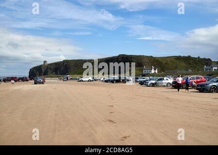 auto parcheggiate in discesa benone spiaggia contea londonderry irlanda del nord Foto Stock