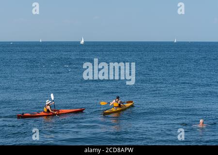 Malmo, Svezia - 16 agosto 2020: Una calda giornata estiva e la gente gode di sport acquatici Foto Stock