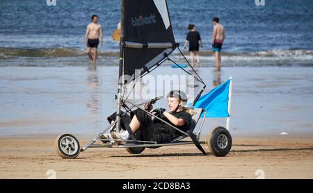 giovane donna che guida blokart yacht compatti sulla spiaggia di benone irlanda del nord regno unito Foto Stock