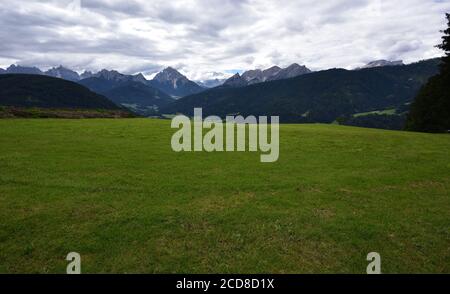 Vasto pascolo di montagna di fronte alle cime dolomitiche come Croda dei Baranci e Croda del Becco Foto Stock