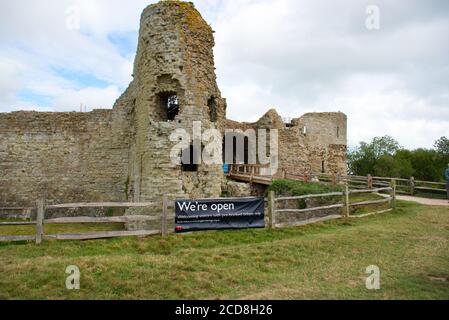 Una vista sul Castello di Pevensey, un castello in pietra normanna costruito sul sito di un antico forte romano. Foto Stock