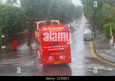 Bournemouth, Dorset UK. 27 agosto 2020. Tempo nel Regno Unito: Le piogge torrenziali e le inondazioni a Bournemouth creano condizioni di guida difficili. Credit: Carolyn Jenkins/Alamy Live News Foto Stock