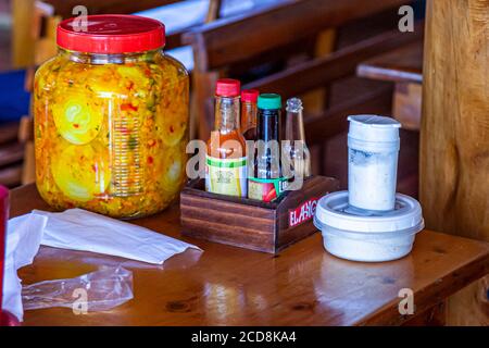 Condimenti su tavolo al ristorante self-service in Costa Rica Foto Stock