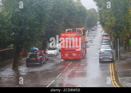 Bournemouth, Dorset UK. 27 agosto 2020. Tempo nel Regno Unito: Le piogge torrenziali e le inondazioni a Bournemouth creano condizioni di guida difficili. Credit: Carolyn Jenkins/Alamy Live News Foto Stock