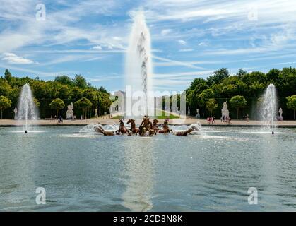 Vista posteriore della Fontana di Apollo nei Giardini di Versailles - Francia Foto Stock