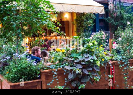 Posti a sedere all'aperto durante la pandemia del Covid 19 al Palma Restaurant in Cornelia Street a Greenwich Village, New York City, NY, USA Foto Stock