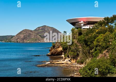 Il Museo d'Arte Contemporanea Niteroi di Oscar Niemeyer, uno dei capolavori dell'architettura moderna, costruito nel 1996 Foto Stock