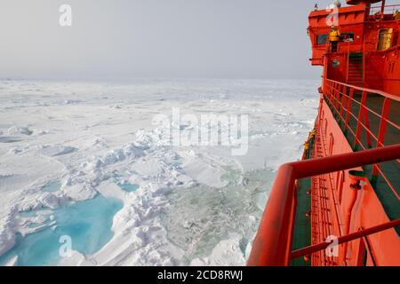 Russia, Alto Artico. Precipitare attraverso lo spesso ghiaccio marino a 89 gradi a nord in direzione del Polo Nord. Vista dal ponte di rompighiaccio russo, 50 anni Foto Stock