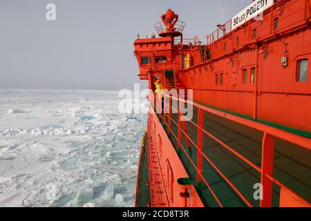 Russia, Alto Artico. Precipitare attraverso lo spesso ghiaccio marino a 89 gradi a nord in direzione del Polo Nord. Vista dal ponte di rompighiaccio russo, 50 anni Foto Stock