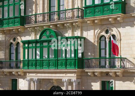 Particolare dell'edificio con tradizionali balconi maltesi in legno a la Valletta, Malta Foto Stock