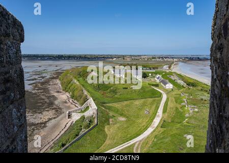 Francia, Manica, Saint-Vaast la Hougue, vista della Torre Vauban verso Saint-Vaast Foto Stock