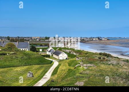 Francia, Manica, Saint-Vaast la Hougue, vista della Torre Vauban verso Saint-Vaast Foto Stock