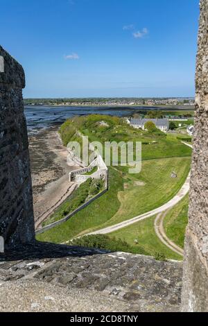 Francia, Manica, Saint-Vaast la Hougue, vista della Torre Vauban verso Saint-Vaast Foto Stock