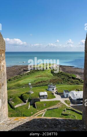 Francia, Manica, Saint-Vaast la Hougue, vista della Torre Vauban verso il mare Foto Stock