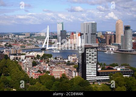 Olanda, Sud Olanda, Rotterdam, vista da Euromast Park Het Park, New Meuse e Southbank (Hotel New York aperto nel 1993 nel vecchio edificio della linea Holland America, l'edificio da Rotterdam (2014) dall'architetto REM Koolhaas, l'edificio ecologico Maastoren il Ponte Erasmus ...) Foto Stock