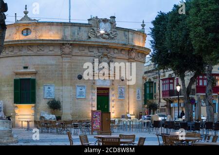 Banca Giuratale (il municipio di Victoria) in Piazza Indipendenza, Victoria (Rabat), sull'isola di Gozo, Malta Foto Stock