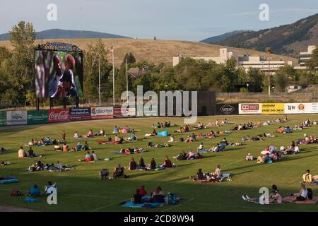 I visitatori sono attentamente distanziati durante la visione del film "Space Jam" all'Ogren Park di Missoula, Montana, giovedì 23 luglio 2020. Foto Stock