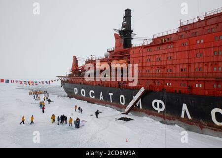 Russia, Alto Artico, Polo Nord geografico. 90 gradi a nord con 50 anni di rompighiaccio russo Victory. Veduta aerea dei turisti avventurosi a Pole. Foto Stock