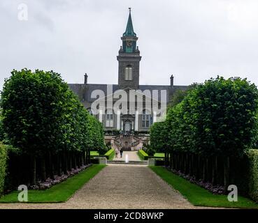 Il viale che conduce all'edificio principale del Royal Hospital, Kilmainham. L'edificio fu completato nel 1700. Foto Stock